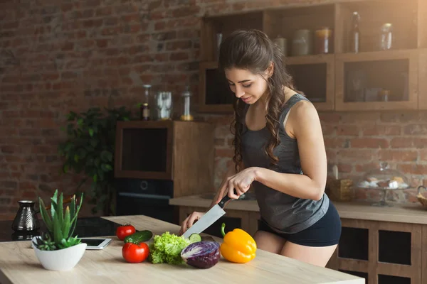 Lycklig kvinna tillaga hälsosam mat i hemmet köket — Stockfoto
