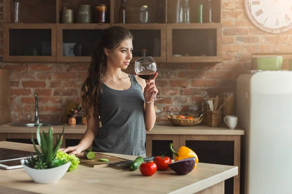 Happy woman preparing healthy food in kitchen — Stock Photo, Image