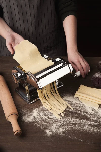 Preparing homemade fettuccine on pasta machine — Stock Photo, Image