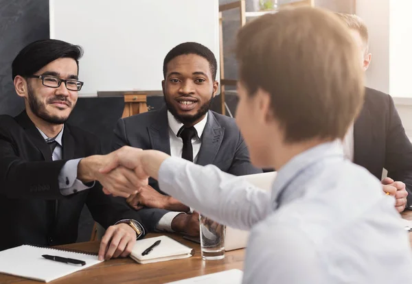 Aperto de mão para fechar negócio após reunião de recrutamento de emprego — Fotografia de Stock