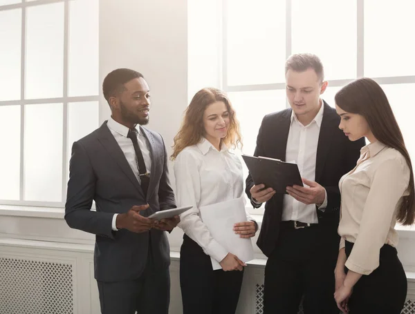 Zakelijke bijeenkomst, ondernemers bij moderne kantoor — Stockfoto