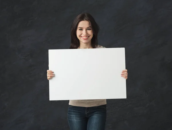 Mujer joven con papel blanco en blanco — Foto de Stock