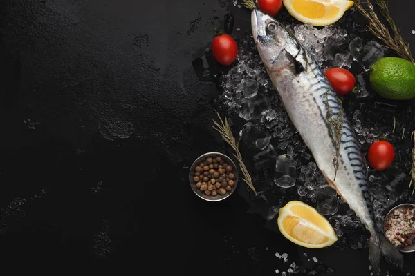 Taze balık ve siyah masada yemek malzemeler