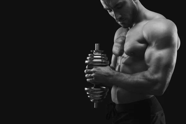 Hombre fuerte con mancuerna mostrando cuerpo muscular — Foto de Stock