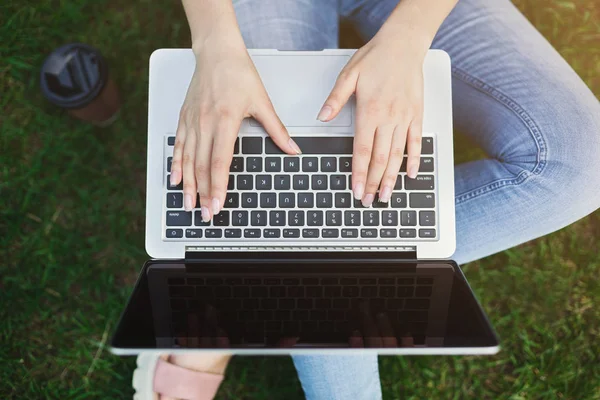 Femeie care lucrează pe laptop cu ecran gol în aer liber — Fotografie, imagine de stoc