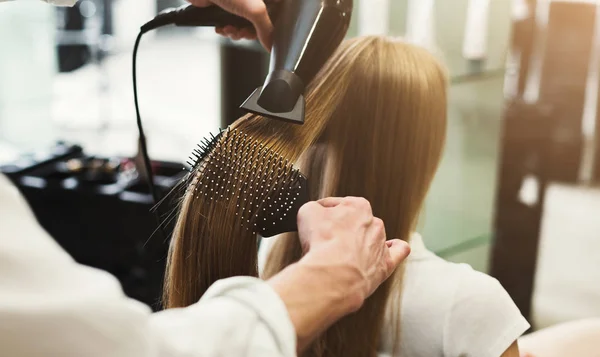 Att göra frisyr med hårtork — Stockfoto