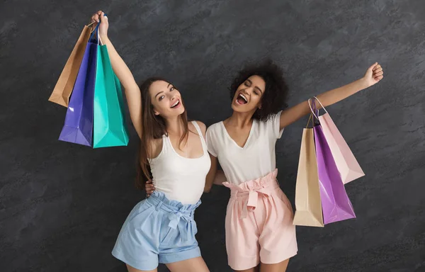 Όμορφες κοπέλες να απολαύσετε ψώνια μαζί — Φωτογραφία Αρχείου