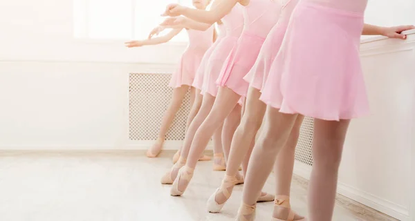 Fondo de ballet, entrenamiento de bailarinas jóvenes —  Fotos de Stock