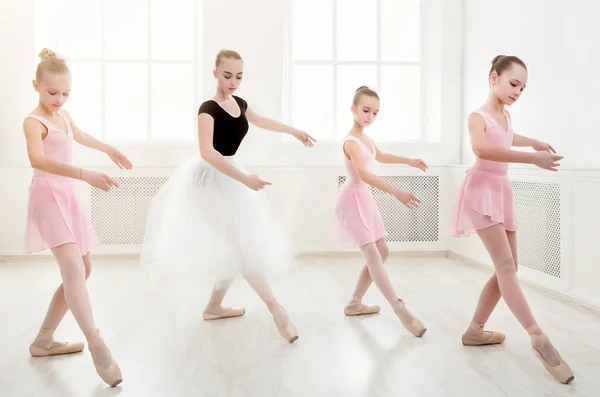 Profesora ayudando a sus estudiantes durante la clase de baile — Foto de Stock