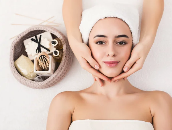 Mulher recebendo massagem facial profissional no salão de beleza — Fotografia de Stock