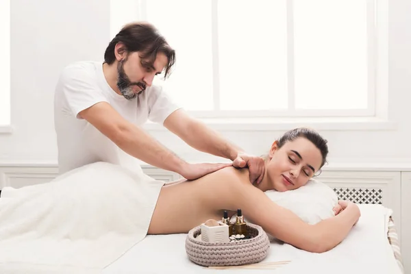 Мужской массажист, выполняющий профессиональный массаж тела — стоковое фото