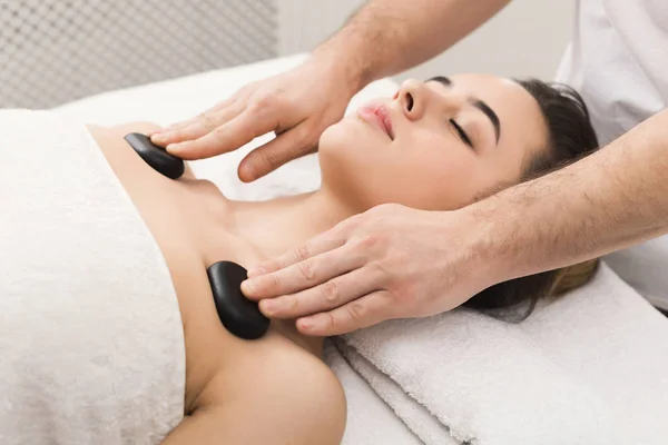 Mulher recebendo pedras quentes massagem no salão de spa — Fotografia de Stock