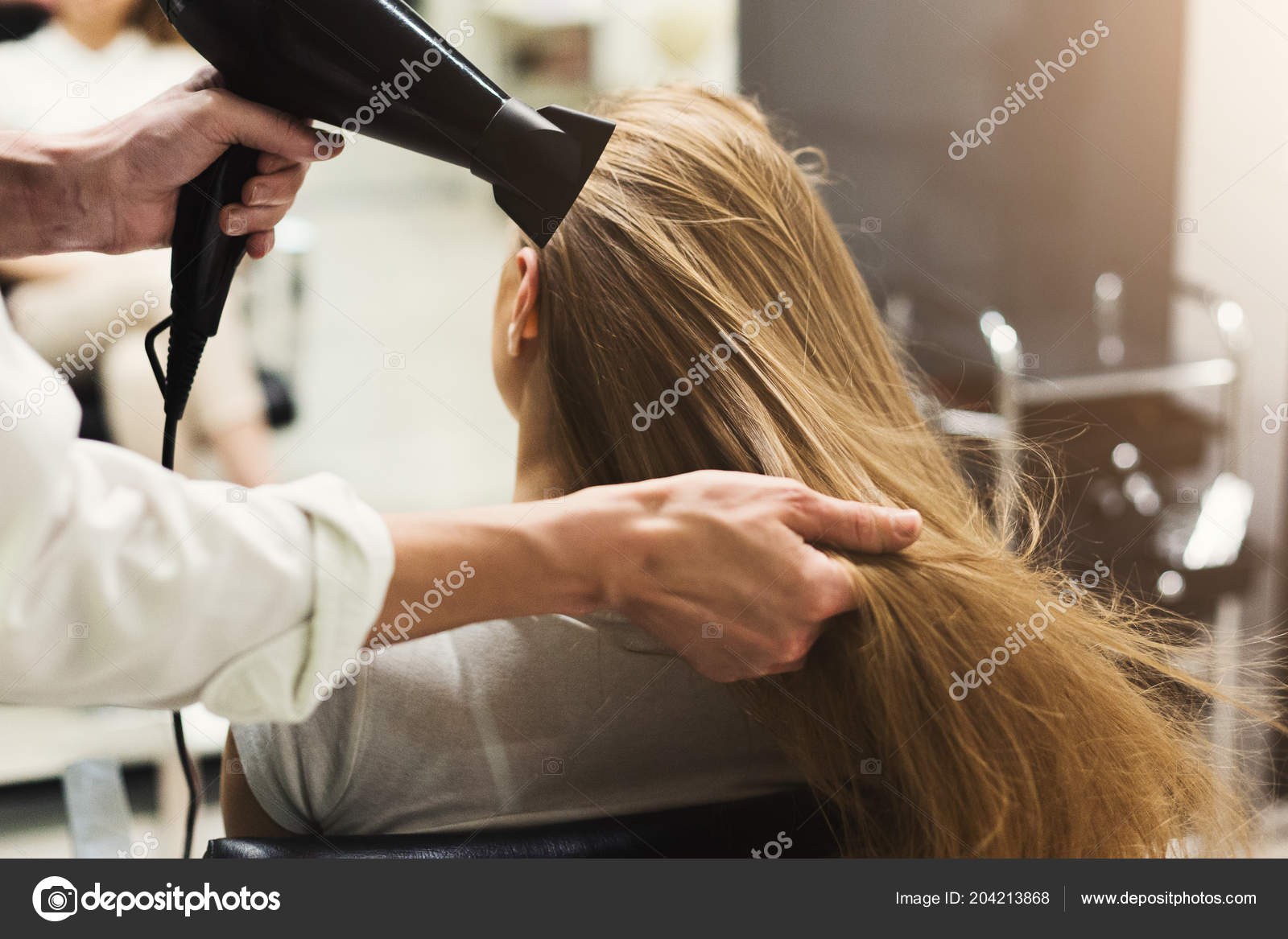 Hacer peinado usando secador de pelo — Foto de stock #204213868