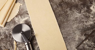 Ham tagliatelle yuva ve hamur mutfak masasında