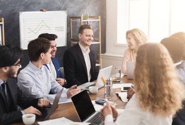 Genç takım projesinde modern ofis tartışıyor