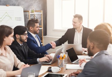 İlk toplantıda iş insanlar el sıkışma