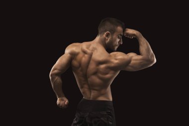 Güçlü atletik adam aidatı çıplak kas vücut