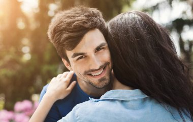 Parkta kucaklayan aşık çift