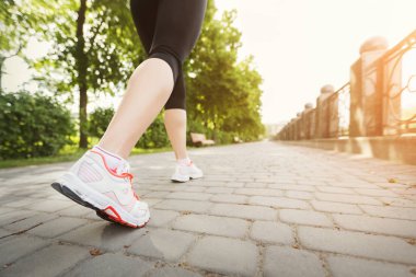Eğitim ve yaz parkta koşu fitness kadın