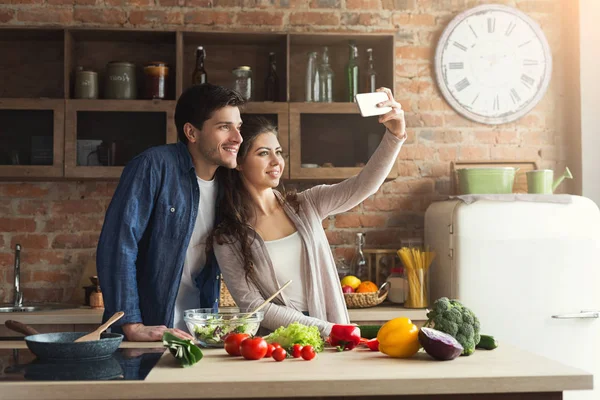 행복 한 커플 요리 그리고 부엌에서 selfie를 복용 — 스톡 사진