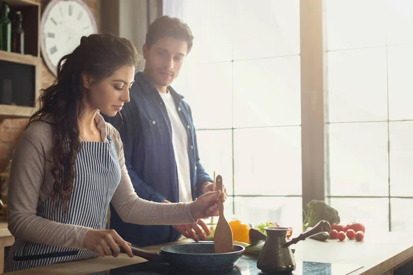 Coppia felice cucinare cena sana insieme — Foto Stock