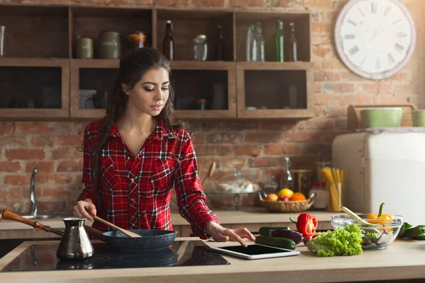 Glückliche Frau bereitet gesundes Essen in der Küche zu — Stockfoto