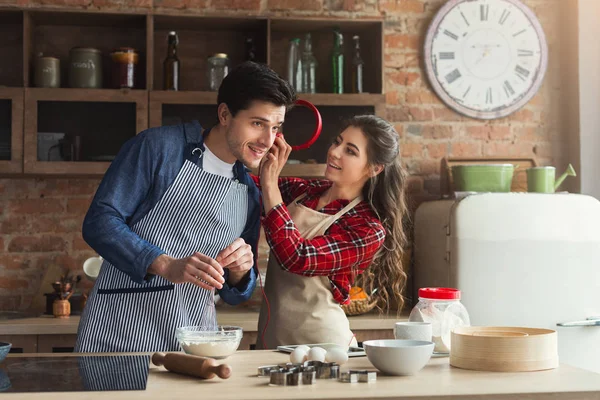 Feliz pareja joven horneando en la cocina loft — Foto de Stock