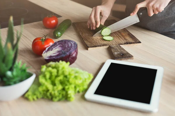 Femme heureuse préparant des aliments sains dans la cuisine de la maison — Photo