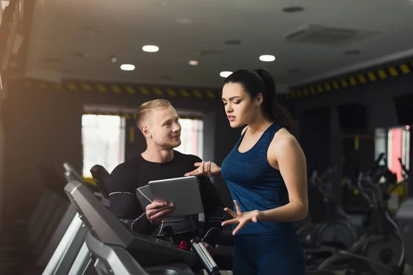 Instructor Fitness Ayuda Las Mujeres Jóvenes Entrenador Elíptico Entrenador Discutiendo — Foto de Stock