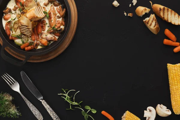 黒いテーブルの上面上肉と野菜のラグー — ストック写真