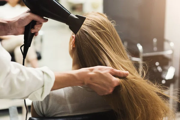 Faire coiffure en utilisant sèche-cheveux — Photo