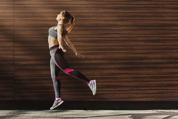 Deportiva chica saltando al aire libre — Foto de Stock