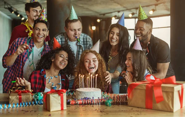 Amigos presentando pastel de cumpleaños a chica — Foto de Stock