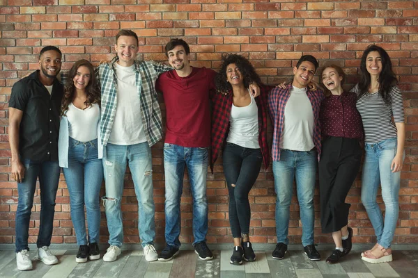 Gente feliz y diversa uniéndose — Foto de Stock