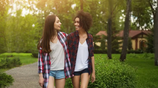 Молодые счастливые девушки прогуливаются в парке — стоковое фото