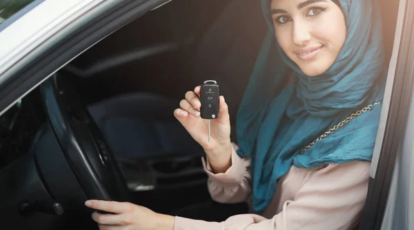 Gelukkig Arabische vrouw die de sleutel van de auto in nieuw voertuig — Stockfoto