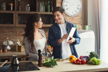 Güzel genç çift okuma tarifi Tablet