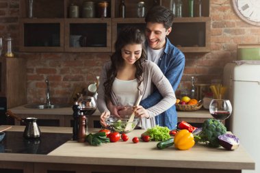 mutlu çift birlikte sağlıklı yemek