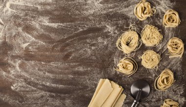 Ham tagliatelle yuva ve hamur mutfak masasında