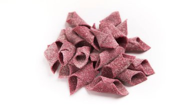 Yığın üzerinde beyaz izole mor garganelli makarna