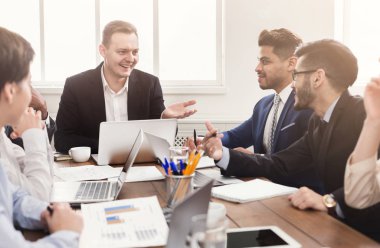 Genç takım projesinde modern ofis tartışıyor