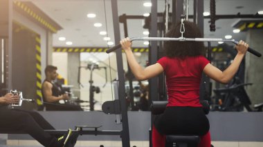 Sportif kadın eğitim cihazları üzerinde çalışma dışarı
