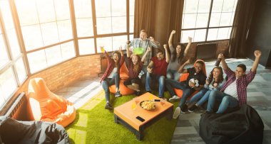 TV'de futbol izlerken mutlu futbol taraftarları