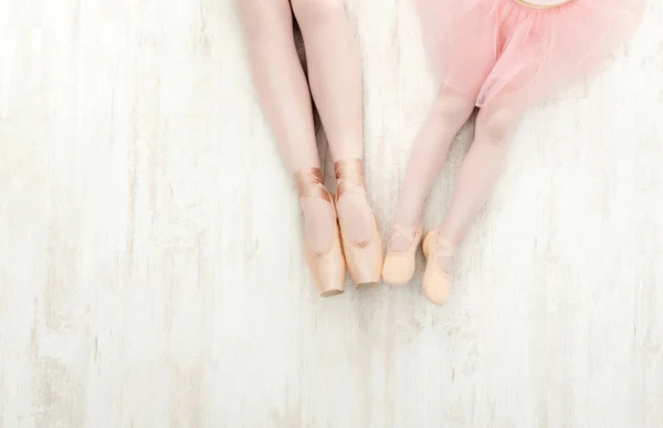 Ballerinen in Spitzenballettschuhen, anmutige Beine — Stockfoto