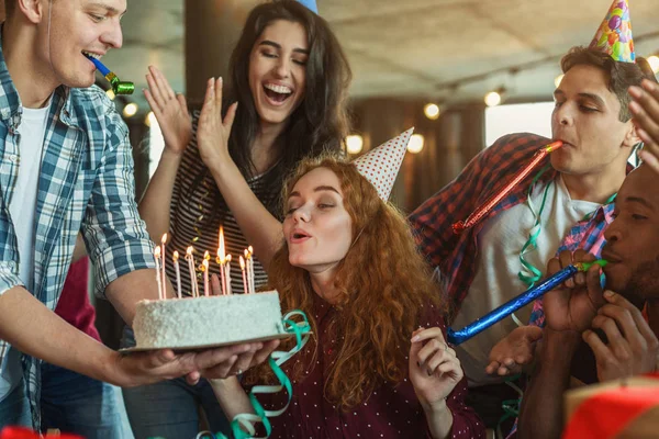 Vrienden presenteren verjaardagstaart meisje — Stockfoto