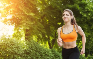 Kadın atlet açık egzersiz sırasında koşu