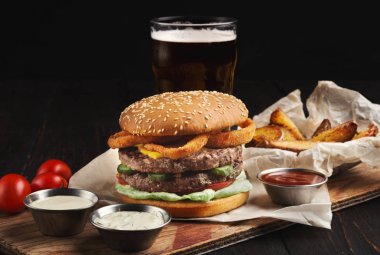 Fast food restoran yemek. Hamburger ve patates dilimleri