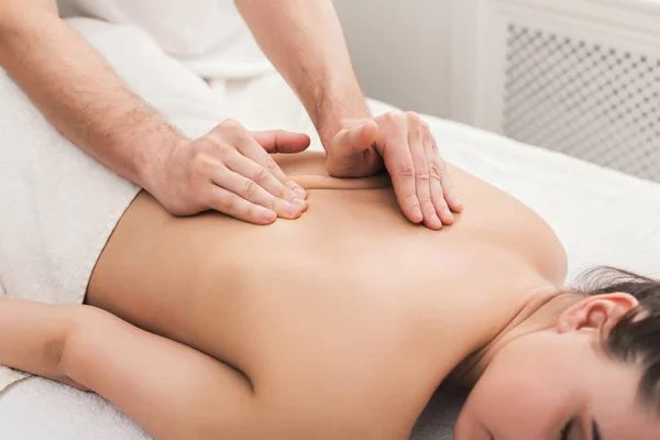 Close-up van handen masseren vrouwelijke schouders en rug — Stockfoto