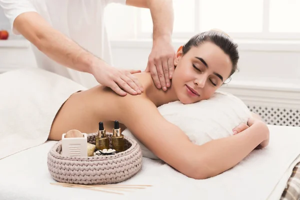 Mannelijke masseur doen professionele lichaamsmassage — Stockfoto