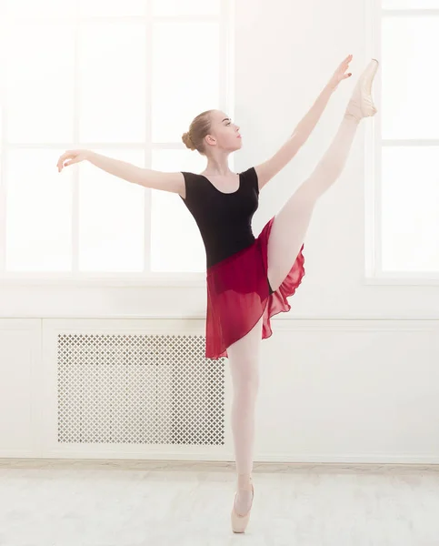 Hermosa bailarina de baile en punta — Foto de Stock